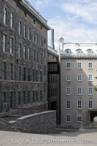 Cour du Petit séminaire de Québec. Le Vieux-Québec à pied, détails sur www.lavietoutsimplement.com