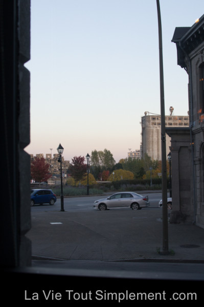 La vue du Vieux-Montréal de notre table - Notre visite à l'Atelier d'Argentine - www.lavietoutsimplement.com
