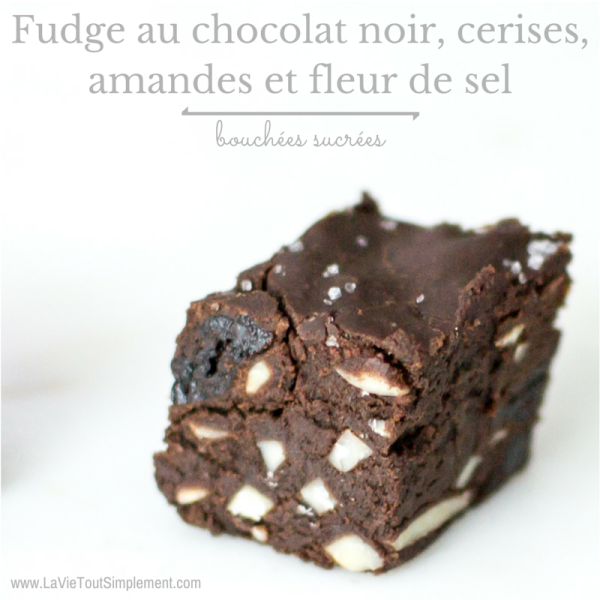 Recette de fudge au chocolat noir, cerises, amandes et fleur de sel | www.lavietoutsimplement.com
