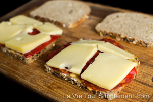 Comment pimper un grilled cheese| Grilled cheese deluxe aux poivrons rouges rôtis, aïoli habanero, jarlsberg et chorizo | LaVieToutSimplement.com