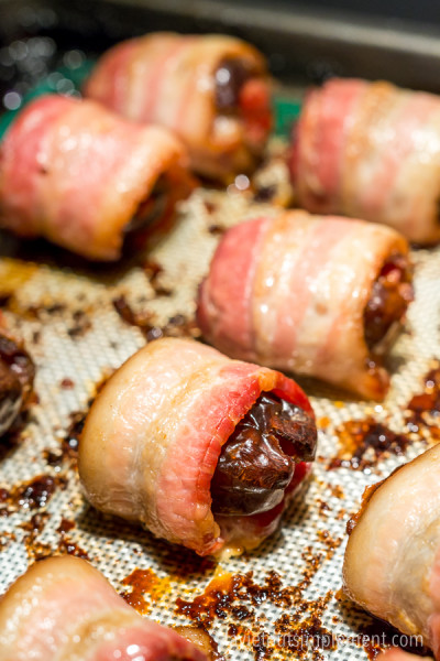 Dates fourrées au chorizo et enrobées de bacon. Une entrée délicieuse! | lavietoutsimplement.com #recette