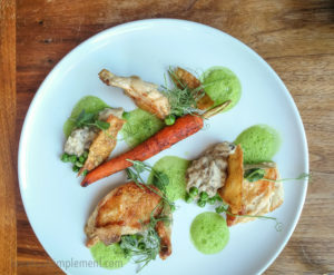 Coquelet, aubergine, pois vert, carotte et peau de poulet | Restaurant Les 400 coups du Vieux-Montréal