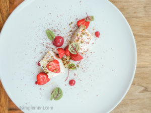 Pana cotta, miel, fraises, pistaches et sumac | Restaurant Les 400 coups du Vieux-Montréal