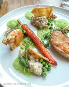 Coquelet, aubergine, pois vert, carotte et peau de poulet | Restaurant Les 400 coups du Vieux-Montréal